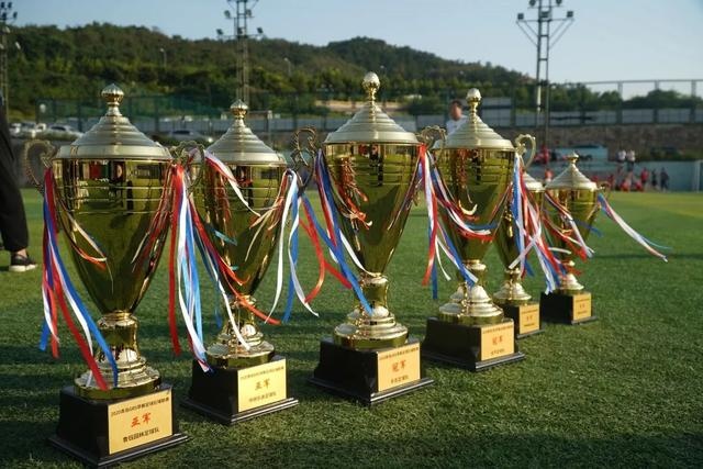 高诗岩21+10+8山东加时胜首钢 范子铭31分